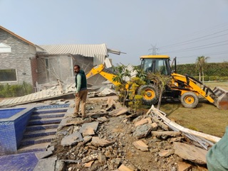 Noida:प्राधिकरण ने यमुना के डूब क्षेत्र में बने फॉर्म हाउस के खिलाफ शुरू की कार्रवाई
