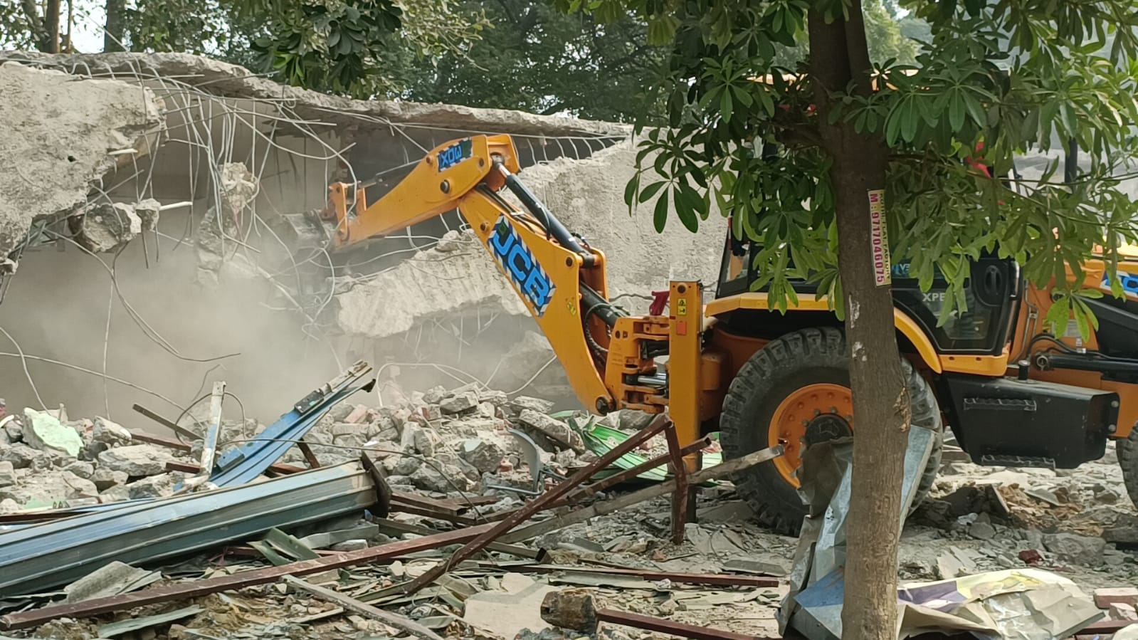 Noida Encroachment: बाबा ने किया था 400 करोड़ की जमीन पर कब्जा, अब चला बुलडोजर