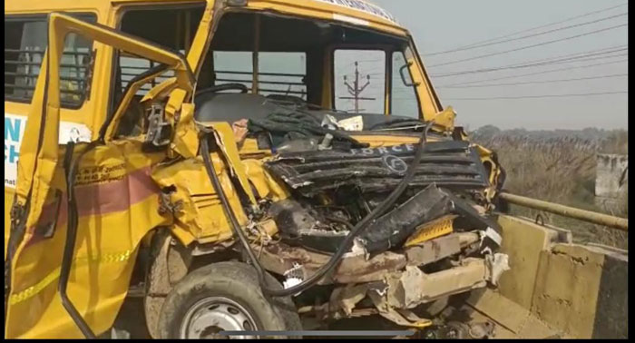 स्कूल बस कैंटर से टक्कराई, 2 बच्चे सहित ड्राइवर घायल