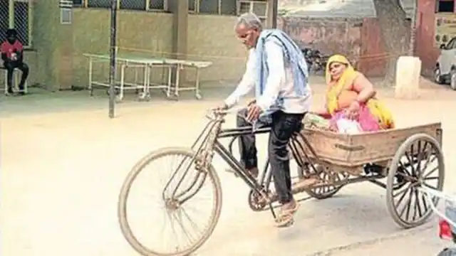 Ghaziabad: बे-शर्म है ये डाक्टर!इलाज के लिए ठेले पर लेकर भटकता रहा बुजुर्ग पति
