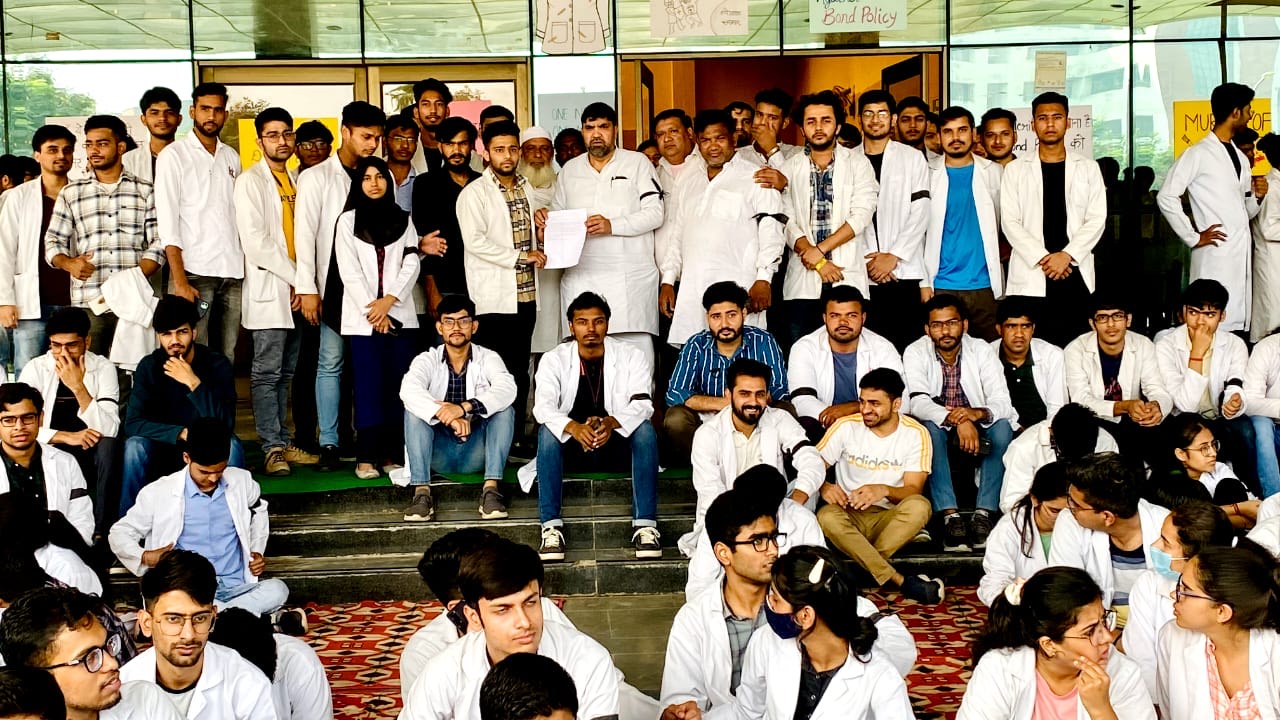 एमबीबीएस छात्रों को महताब अहमद का समर्थन, बढ़ी फीस का कर रहे हैं विरोध 