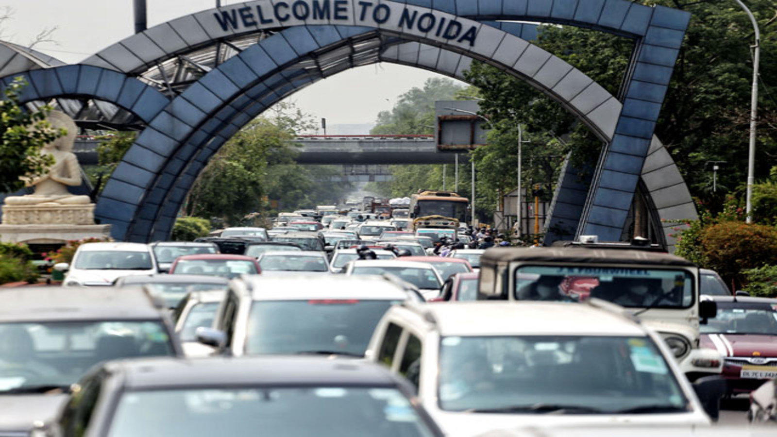 Noida Traffic:दिल्ली से कैसे हो मुकाबला व्यवस्थाएं अधूरी मंशाएं पूरी