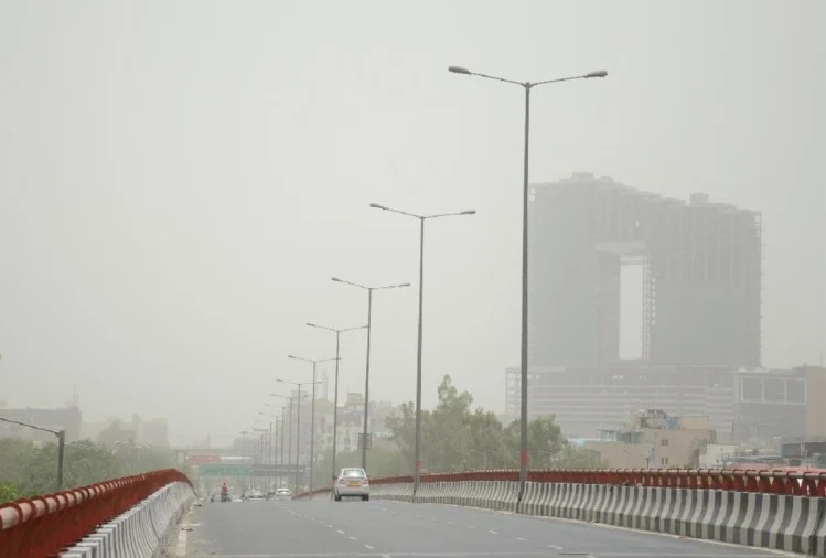 Pollution News: दिल्ली के साथ साथ नोएडा में बढी सख्ती, वाहन निकालने से पहले ये नियम जरूर जान लें