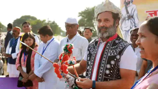 आदिवासी समाज राहुल को अपने बीच पाकर हुआ खुश