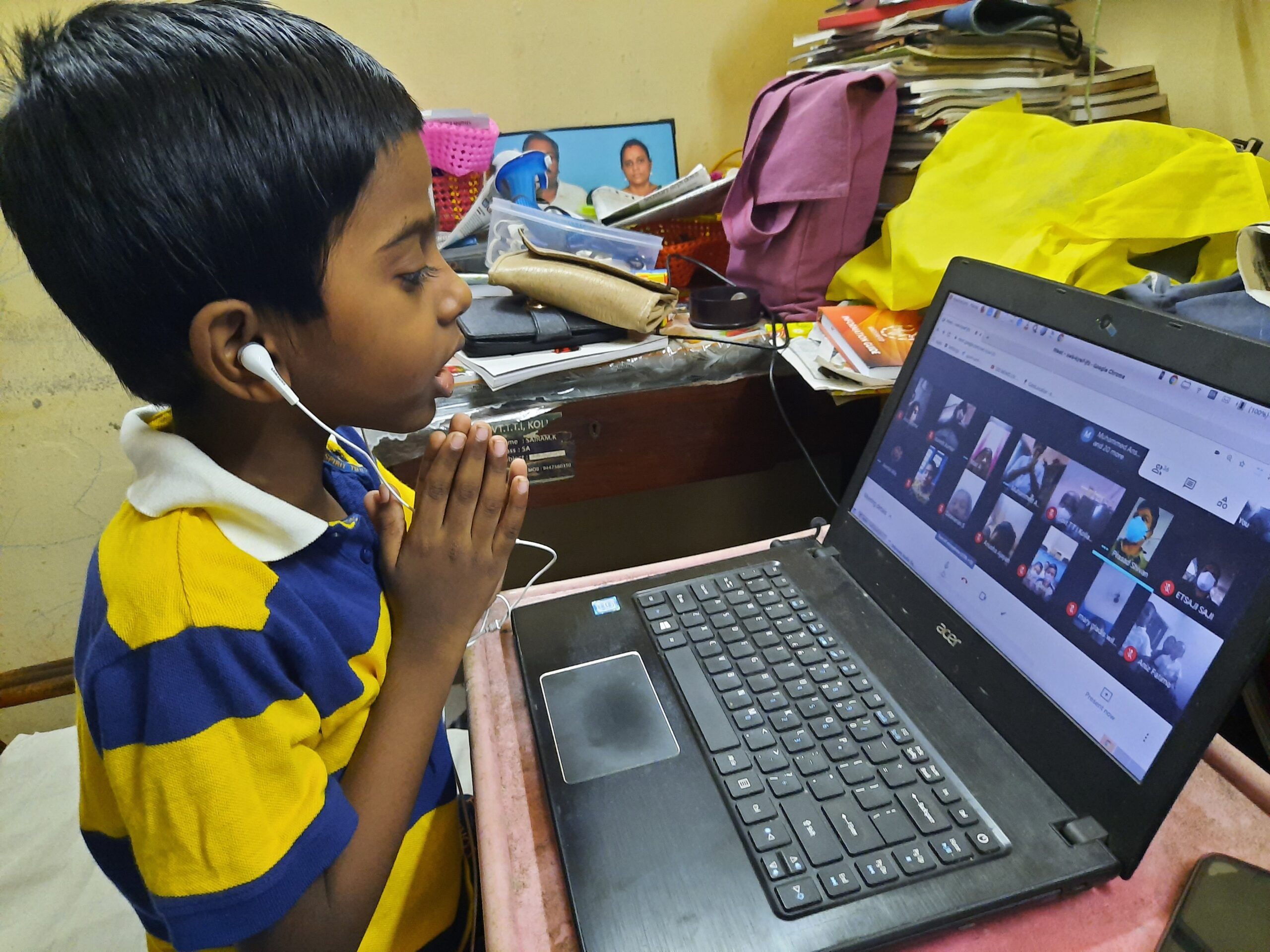 Noida: एक से आठ तक की कक्षाएं होगी ऑनलाइन, प्रदूषण से बचने के के लिए डीएम के आदेश