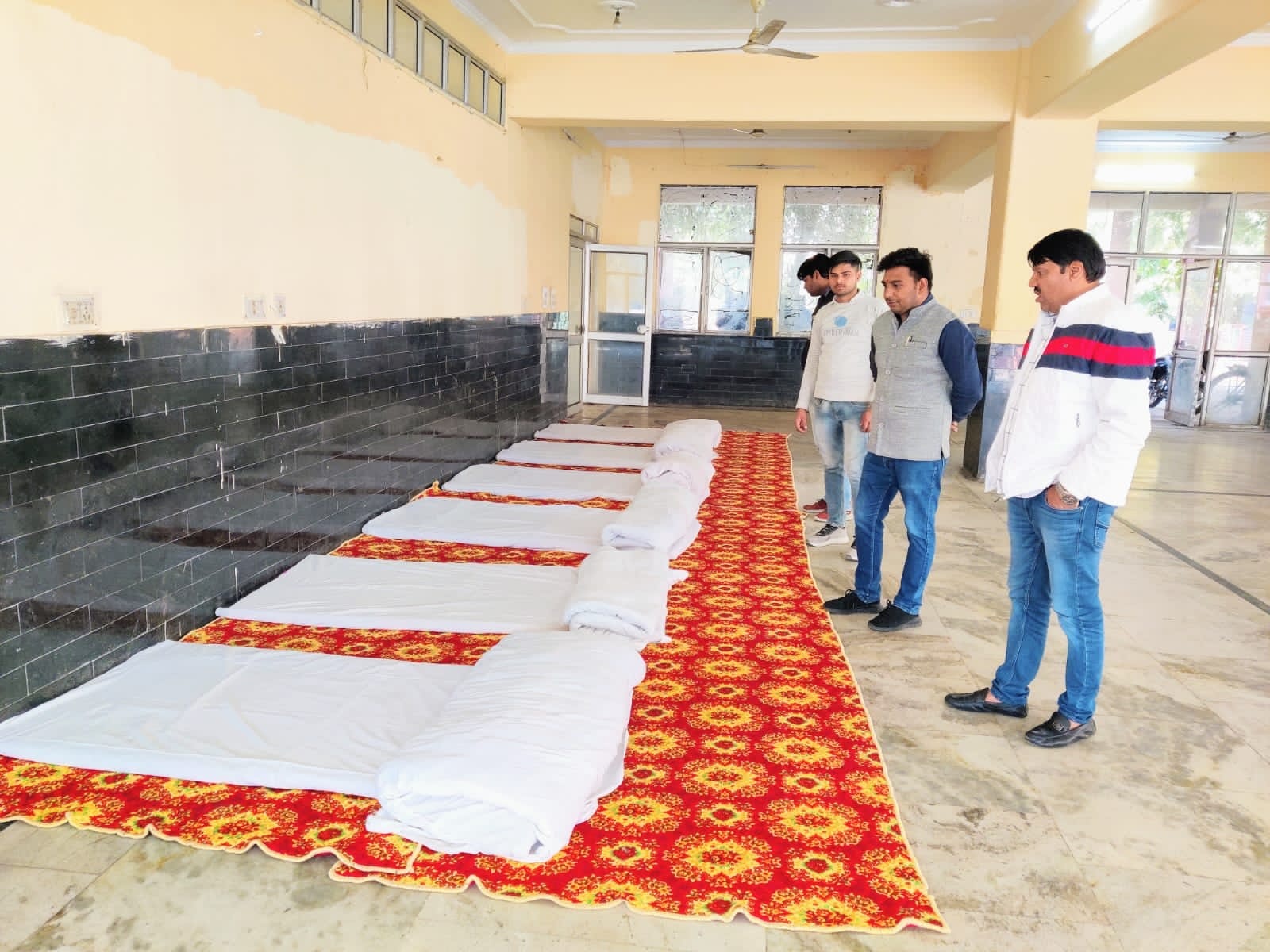 Greater Noida: प्राधिकरण ने शुरू किए रैन बसेरा, लगाए गए 25 -25 बिस्तर