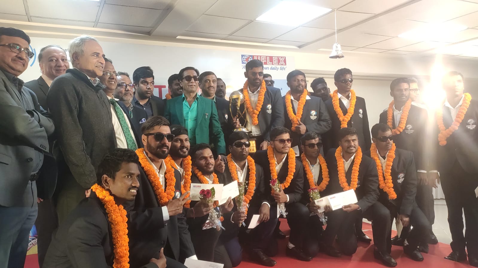 Noida: ब्लाइंड क्रिकेट टीम का यूफ्लेक्स में स्वागत, अशोक चतुर्वेदी ने बढाए खिलाड़ियों के हौंसले