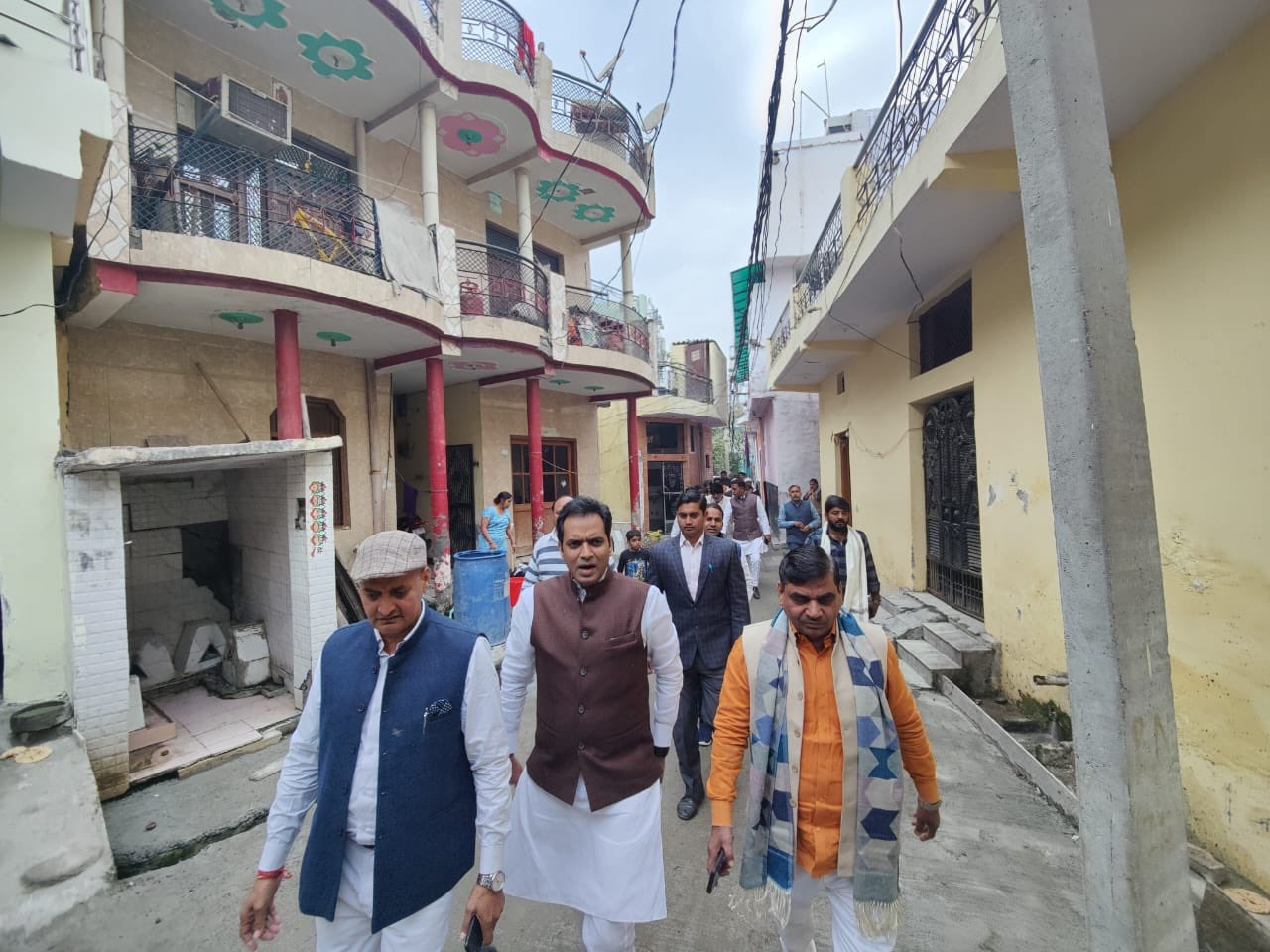 Noida:  विधायक पंकज सिंह ने किया पैदल भ्रमण, ग्रामीणों को दिलाया भरोसा