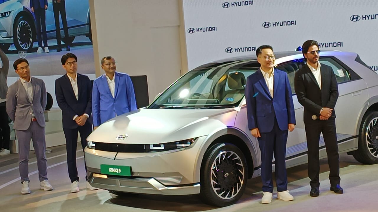 Auto Expo 2023 का जोरदार तरीके से आगाज, शाहरुख ने लांच की गाड़ियां