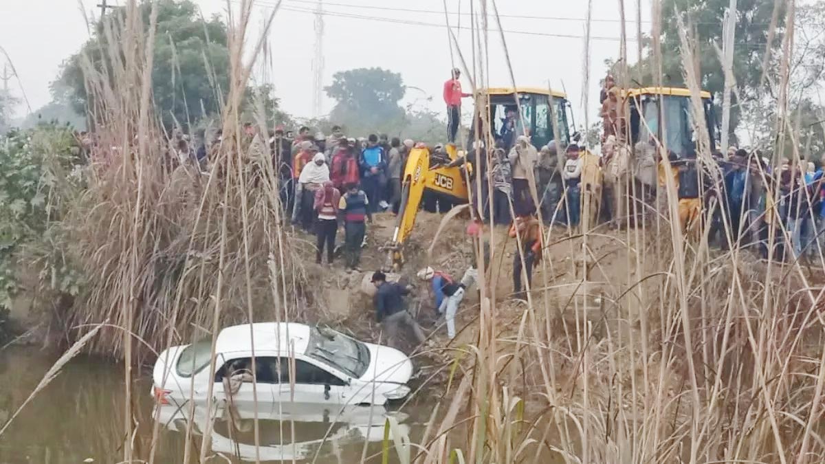 Hapur News: तालाब में गिरी बेकाबू कार, चार युवकों की मौत