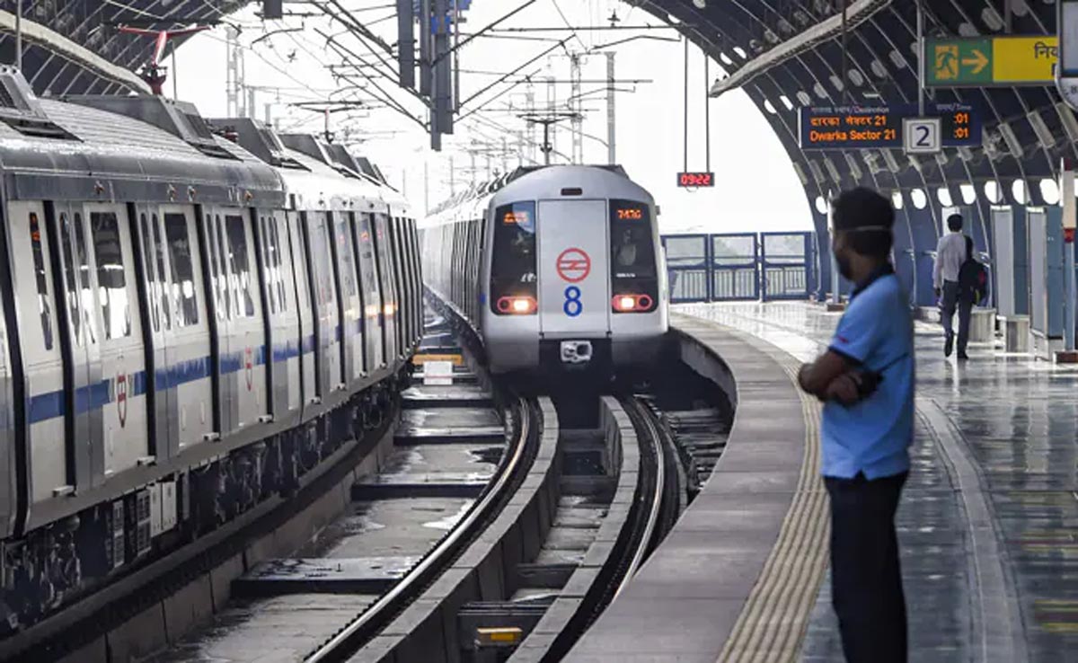 Delhi Metro Record: एक दिन में 68.16 लाख यात्रियों ने किया सफर