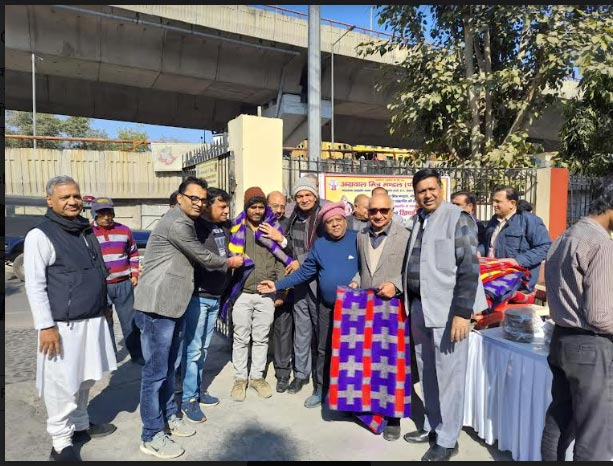 Agarwal Mitra Mandal: ठंड से बचाने को जरूरतमंदों को बांटे कंबल