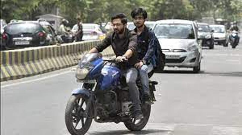 Noida Traffic Rules: हेलमेट नहीं पहनने वालों के सबसे अधिक चालान
