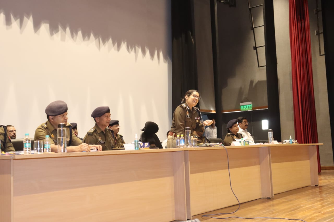 Noida News:बोलीं कमिश्नर लक्ष्मी सिंह, माहौल बिगाड़ने वाले की खैर नही