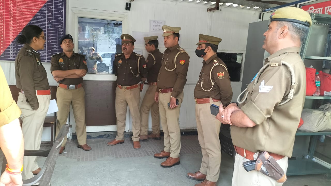 Noida News:जब थानो पर पहुंची एडिशनल कमिश्नर,देखते रहे गए पुलिसकर्मी