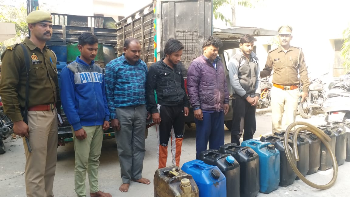 Noida News: ये क्या बिजली आने पर भी ट्रांसफार्मर से चोरी करते थे तेल
