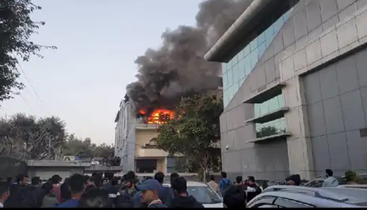 Noida News: टैक्स्टाइल कंपनी में भीषण आग, लाखो का माल स्वाहा