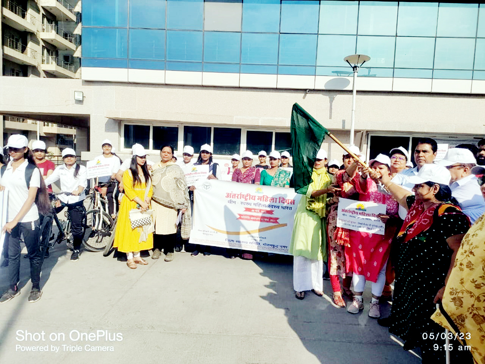 Noida News:अंतरराष्ट्रीय महिला दिवस के उपलक्ष्य में निकाली साइकिल रैली