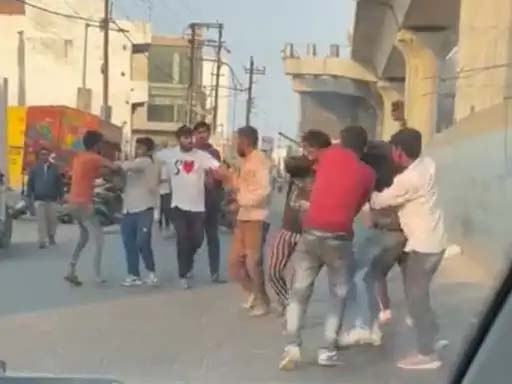 Crime News:दिल्ली-मेरठ मार्ग पर रोडरेज में युवक को बेरहमी से पीटा