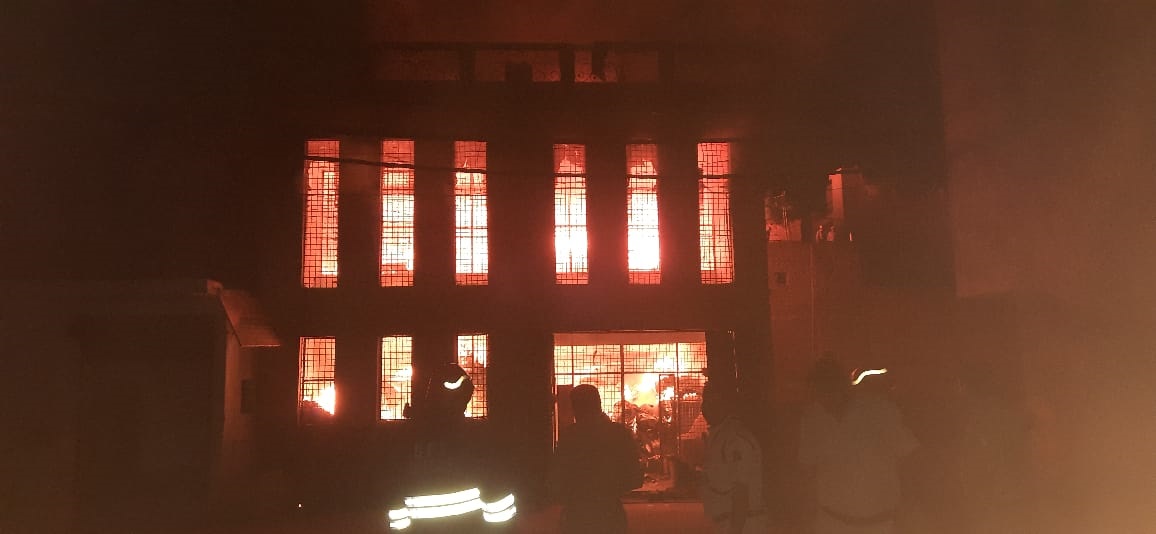 Delhi News:बदरपुर इलाके में दो मंजिला इमारत में लगी भीषण आग