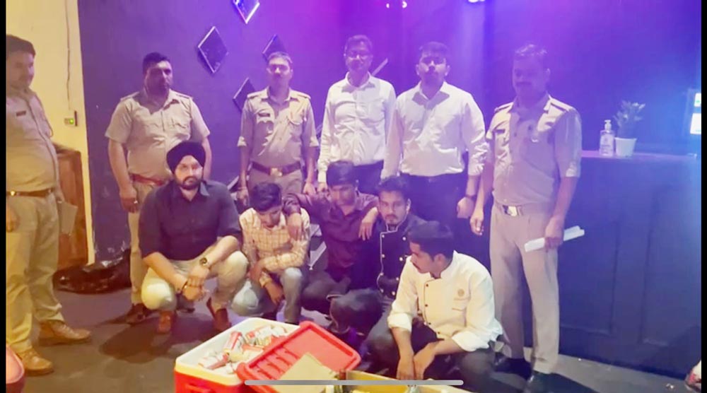 Noida news:स्पेक्ट्रम मॉल में छापा, पांच गिरफ्तार, जाने पूरा मामला