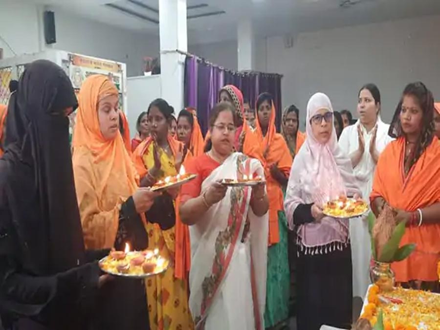 सोर्हादपूर्ण माहौल:वाराणसी में मुस्लिम महिलाओं ने की राम की आरती