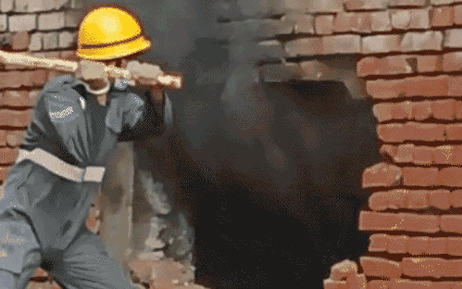 Agra News:कलर फैक्ट्री में भीषण आग,हो रहे धमाके