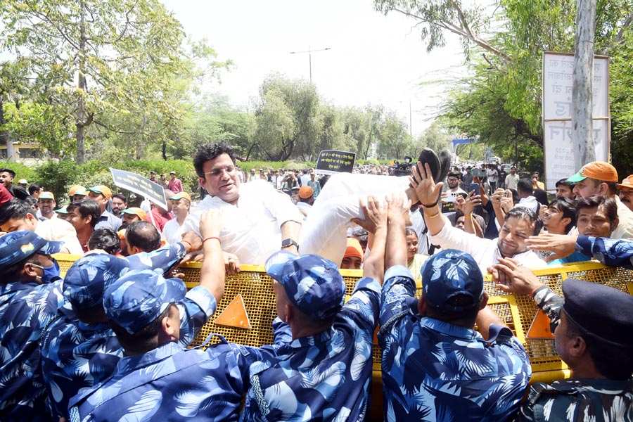 Delhi CM के इस्तीफे की मांग को लेकर भाजपा ने किया प्रदर्शन