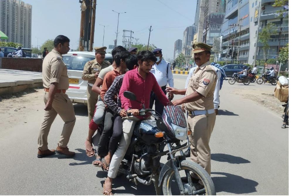 सड़क सुरक्षाः ट्रैफिक पुलिस ने चलाया अभियान,काटे चालान