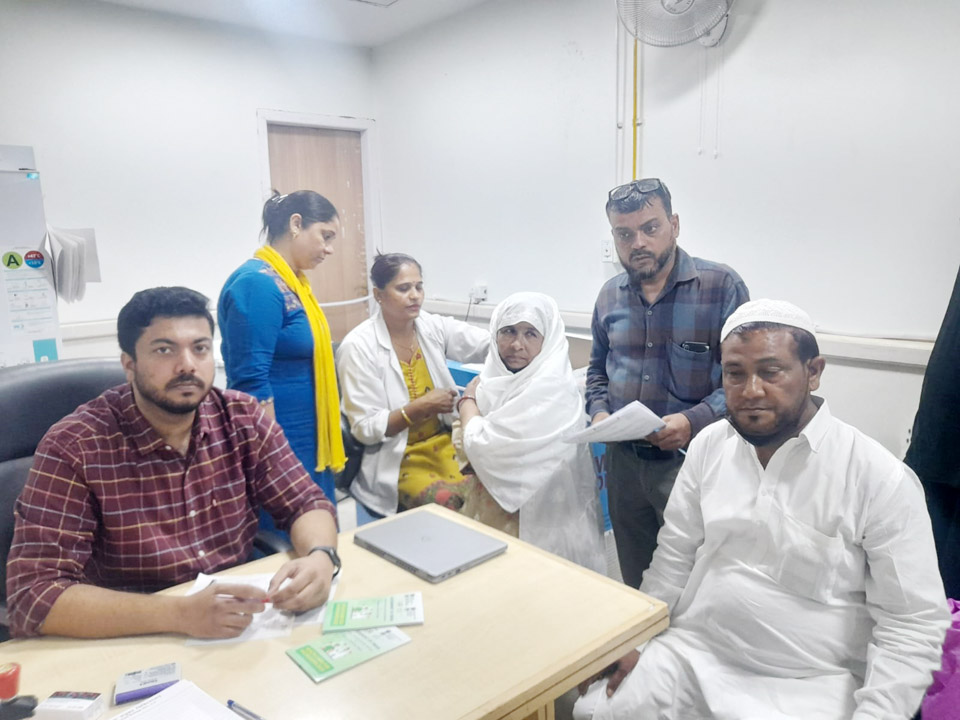 Noida:हज यात्रियों का टीकाकरण शुरू, 13 लोगो को लगा टीका