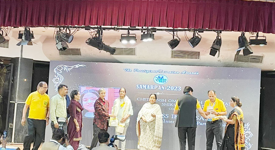 Noida:नवरत्न ने होनहार छात्रों को सम्मान के साथ दिया नकद पुरस्कार