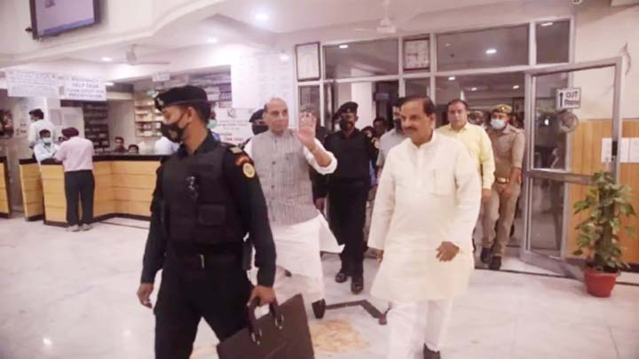 केंद्रीय रक्षा मंत्री राजनाथ सिंह कैलाश अस्पताल पहुंचे
