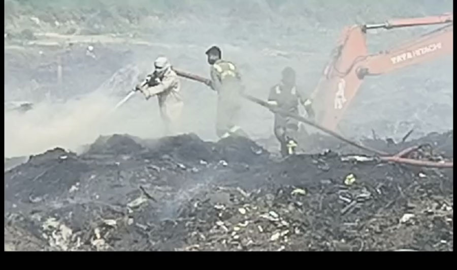 डंपिंग ग्राउंड की आगः घुट रहा नोएडावासियों का दम, 250 फायरमैन पा रहे आग पर काबू