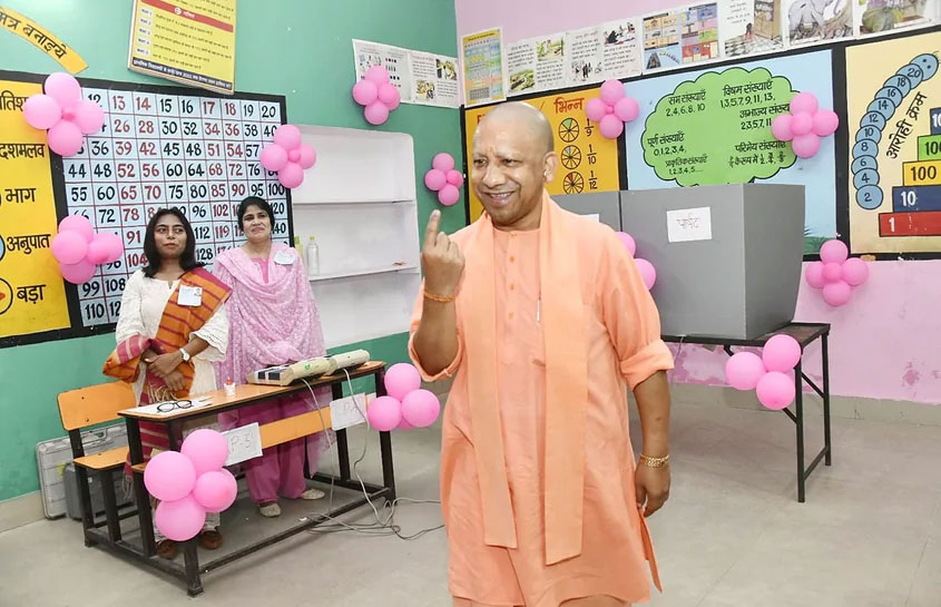 निकाय चुनाव:Uttar Pradesh के 37 जिलों में मतदान, सीएम योगी ने डाला वोट