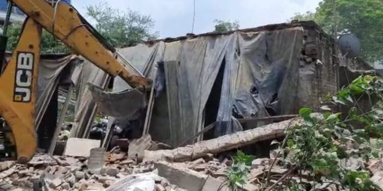 Noida: चला बाबा का बुलडोजरः खाली कराई 150 करोड़ की जमीन