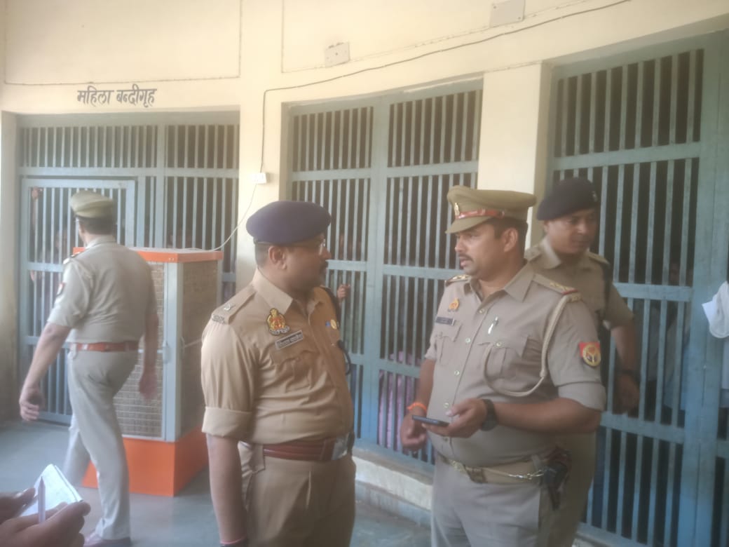 Greater Noida:कोर्ट में पुलिस ने बढाई सुरक्षा, अफसरों का निरीक्षण