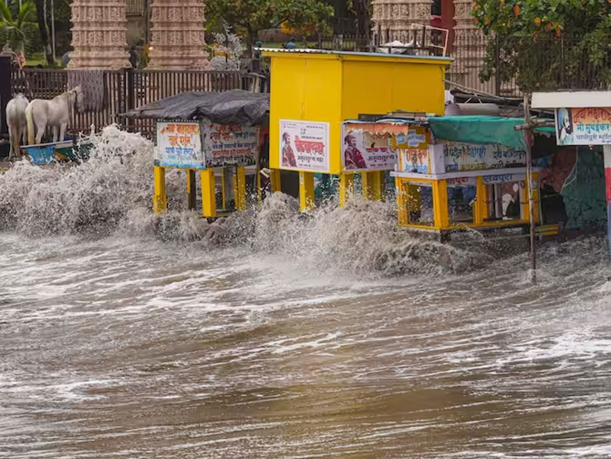 Cyclone Biparjoy Update: गुजरात और राजस्थान में बाढ जैसे हालात