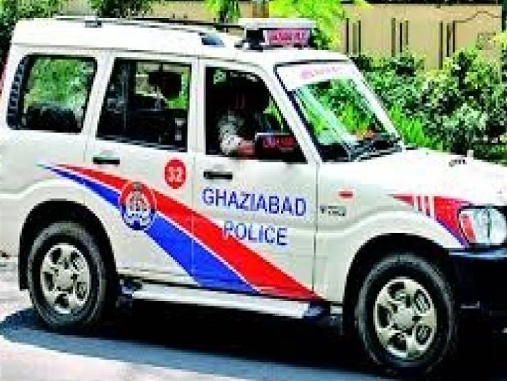 Ghaziabad News: पुलिस से बचने को पहले बक्से मे छुपा, गाड़ी भी बैक गियर में दौड़ाई फिर हुआ ये…