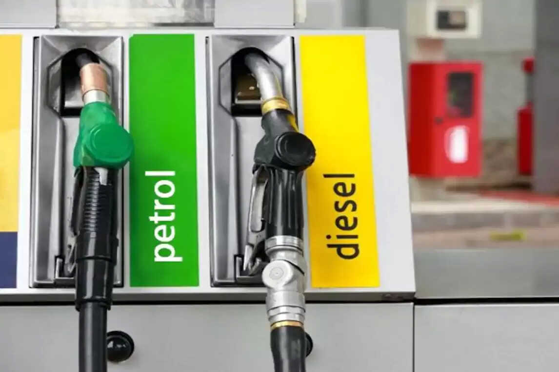 BREAKING NEWS: नोएडा से लेकर लखनऊ तक पेट्रोल-डीजल सस्ता, जानें सभी शहरों के रेट