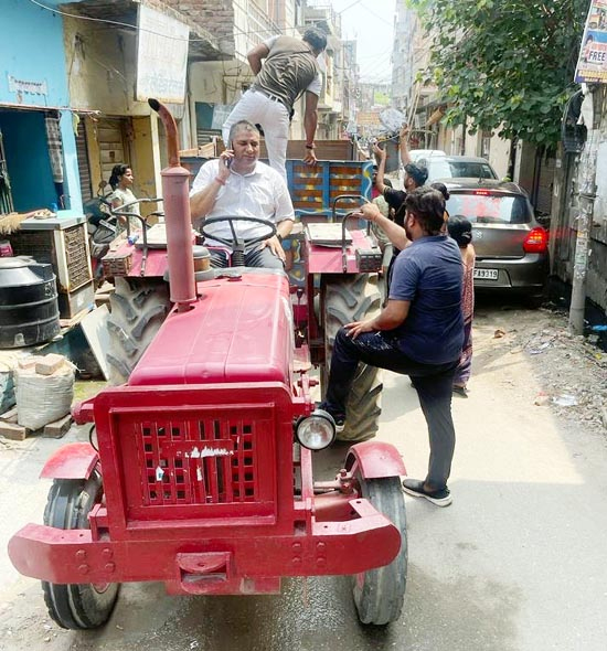 स्वच्छता सर्वेक्षण:  सफाई कर्मी नही मिले तो पार्षद ने ट्रैक्टर ट्राली लेकर खुद उठाया कूड़ा