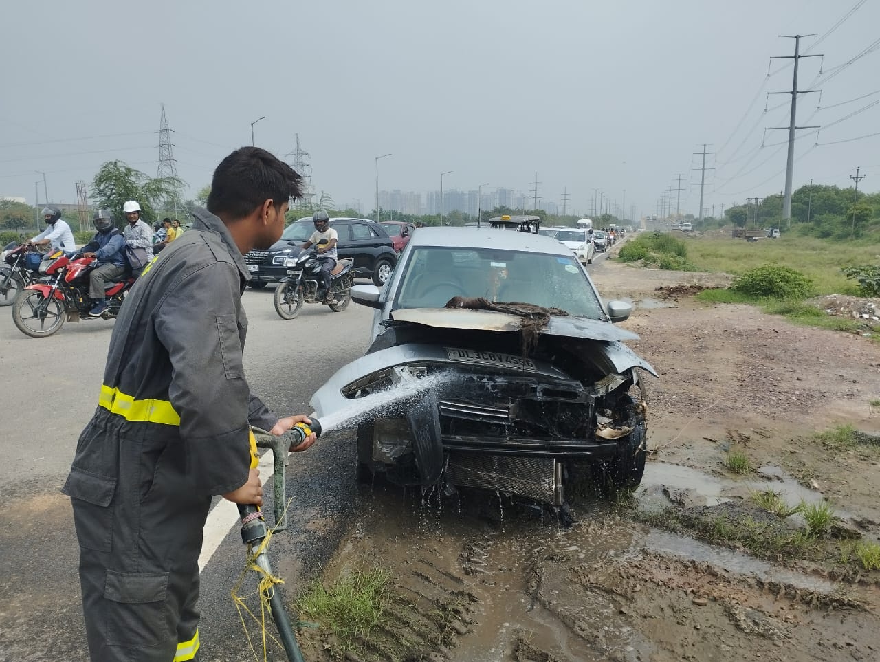 Noida: एफएनजी पर चलती वोक्सवेग्न कार में लगी आग