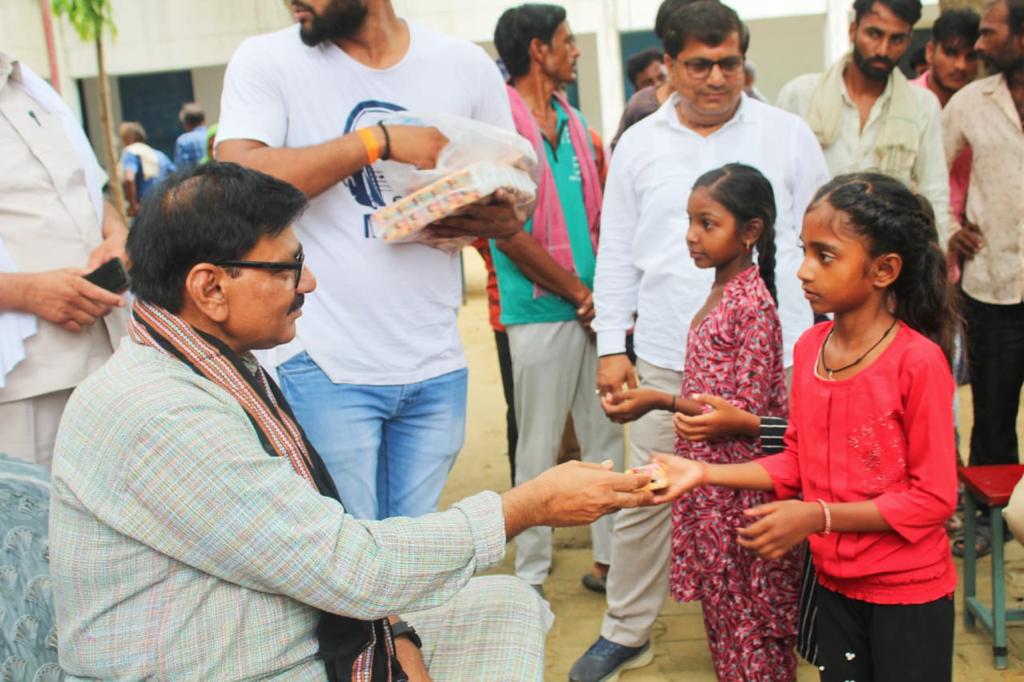 बाढ प्रभावित इलाकों में प्रशासन कर रहा अपना काम, विधायक बढा रहे लोगों की हिम्मत