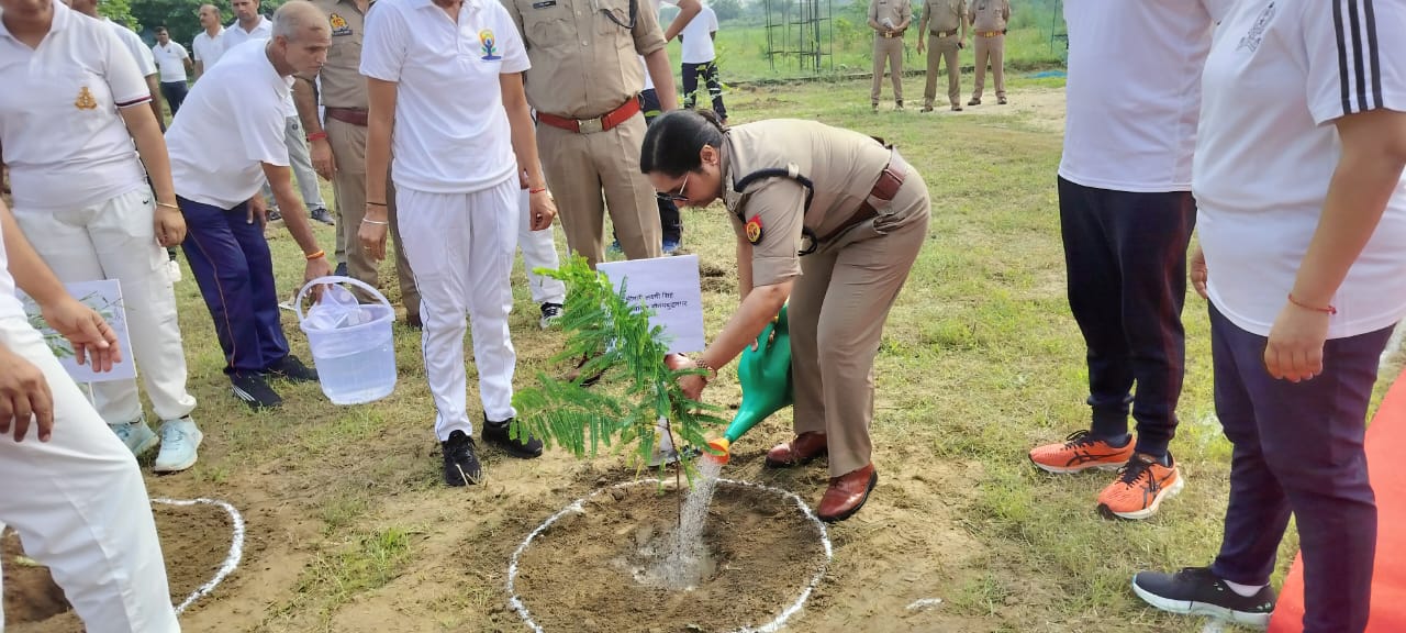 पुलिस लाइन में कमिश्नर ने लगाएं पौधे, सरकार का लक्ष्य 35 करोड़ वृक्ष लगाना