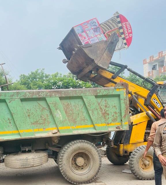 Greater Noida:प्राधिकरण ने ओमेगा-1 में पार्किंग में लगीअवैध रेहड़ी-पटरी को उठाया