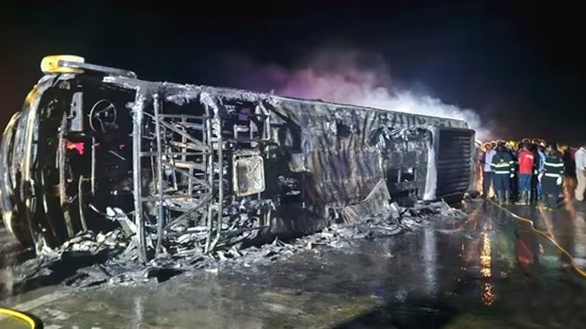एक्सप्रेसवे पर चलती बस में आग, 25 यात्रियों की मौत