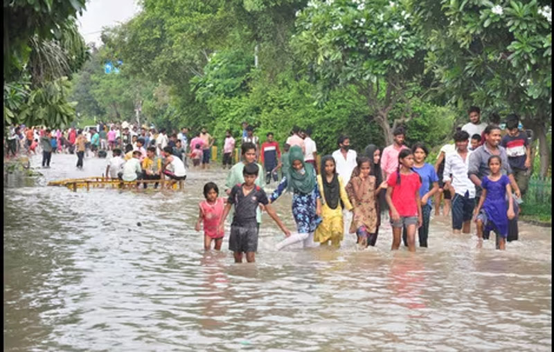 यूपी के इन जिलो में नदियों का पानी घुसा, फैक्ट्री करनी पड़ी बंद