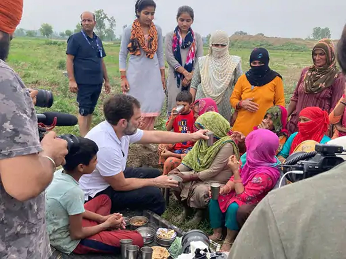 हरियाणा: राहुल गांधी ने किसानों के साथ खेतों में धान की रोपाई