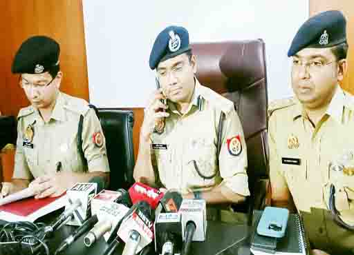 Noida पुलिस ने किया अंतरराष्ट्रीय क्रिकेट मैच में सट्टा लगाने वाले गिरोह का भंडाफोड़, चार गिरफ्तार