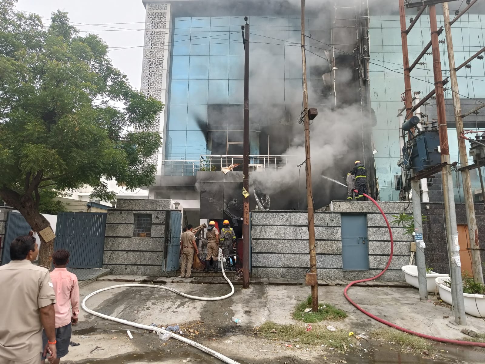 Noida: हुंडई के वेयर हाउस में भीषण आग लाखों का माल स्वाहा