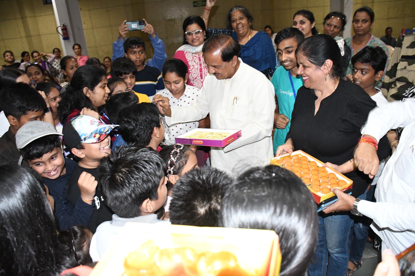 Noida News:सांसद डा. महेश शर्मा ने छात्रों के साथ देखी चंद्रयान-3 की लैंडिंग